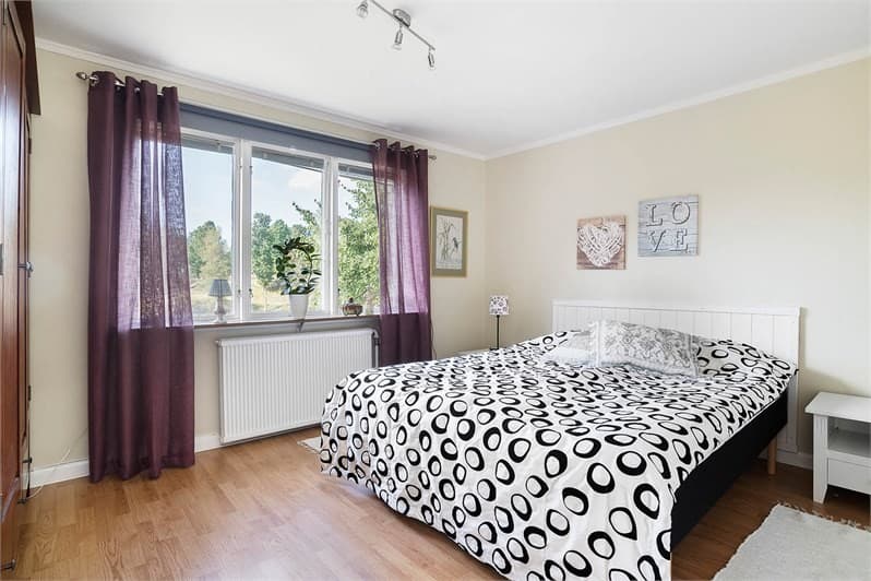 Skandinaviskt sovrum före AI homestaging, tomt eller omöblerat rum som behöver virtuell styling
