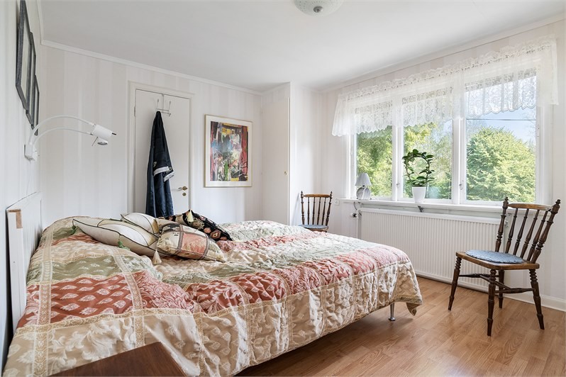 Ersätt möbler – Sovrum före AI homestaging, tomt eller omöblerat rum som behöver virtuell styling