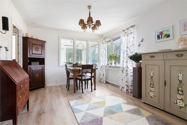 Modernt vardagsrum före AI homestaging, tomt eller omöblerat rum som behöver virtuell styling