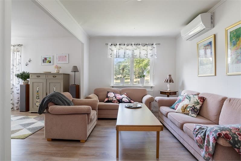 Ljust och luftigt vardagsrum före AI homestaging, tomt eller omöblerat rum som behöver virtuell styling